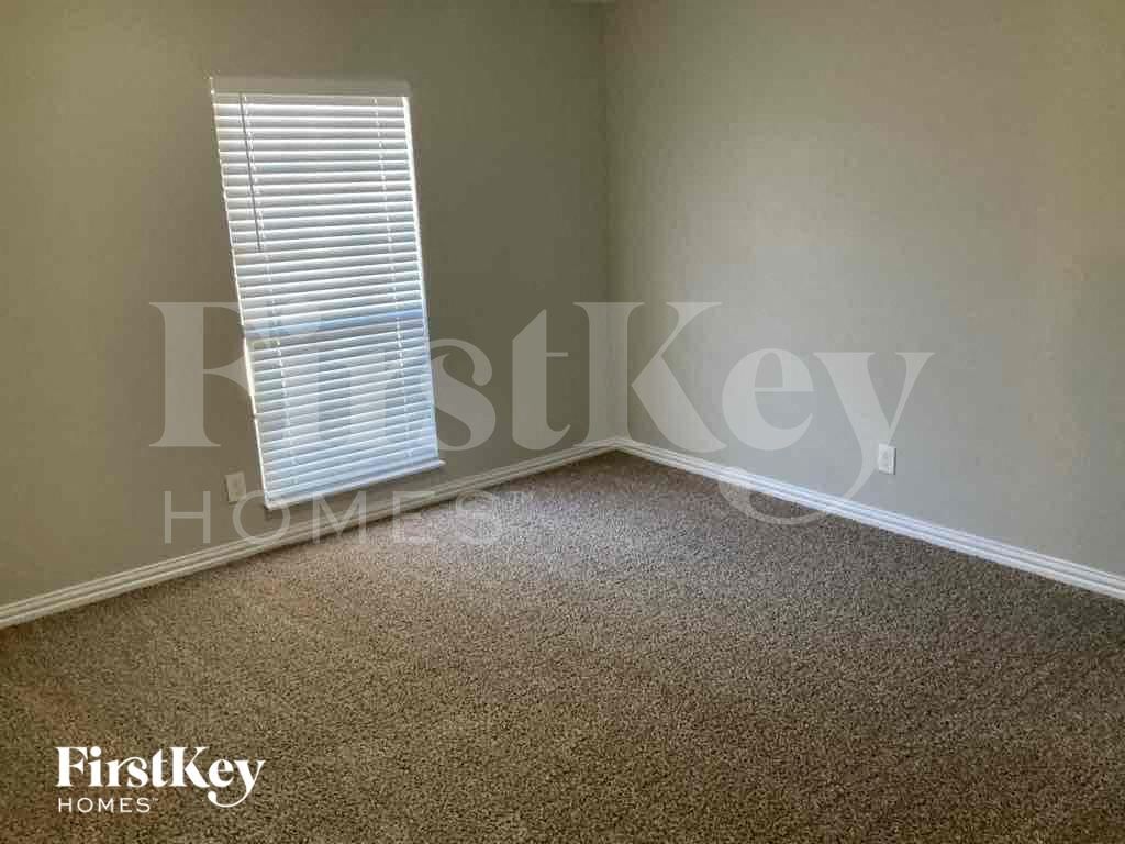 Building Photo - 1005 Loving Trail