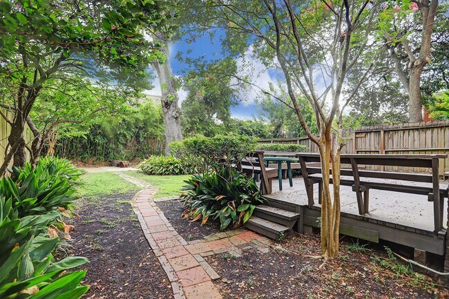 Building Photo - 2520 Shakespeare St