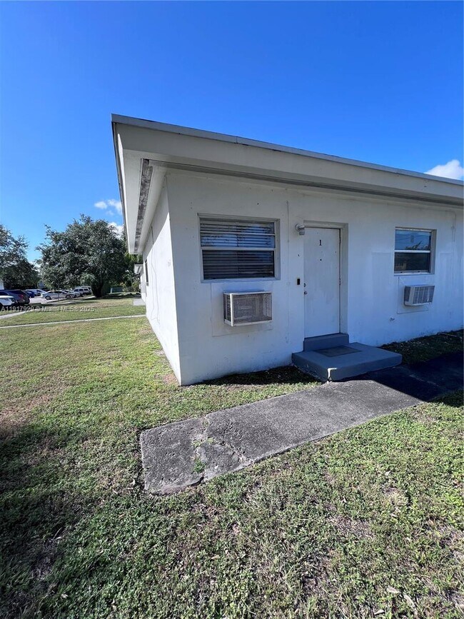 Building Photo - 1995 NE 167th St