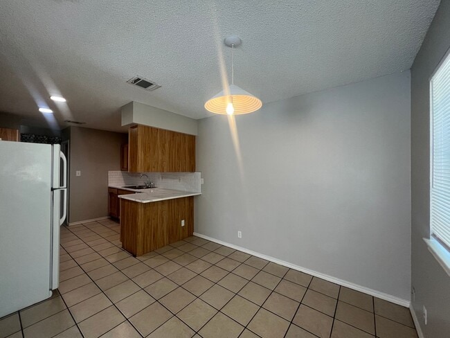Building Photo - Available July 25: Spacious 3 Bedroom, 2.5 Bath Duplex with Garage