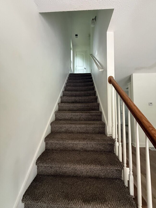 Building Photo - Spacious Two Bedroom Home