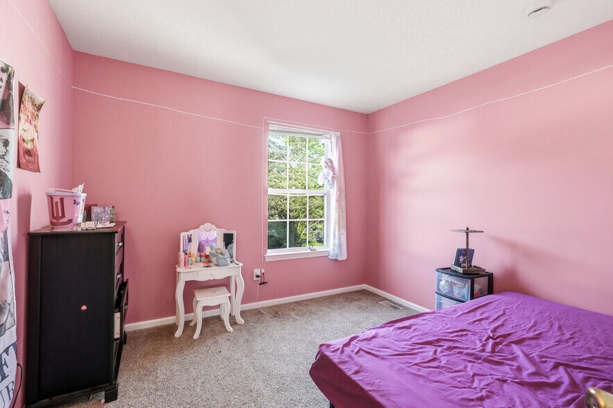 Building Photo - 327 Allens Ln