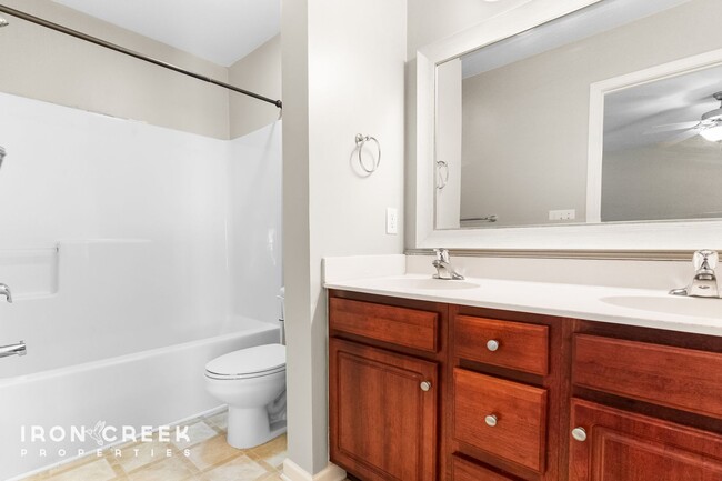 Building Photo - Stylish 2BR/2.5BA Townhome in Desirable Fl...