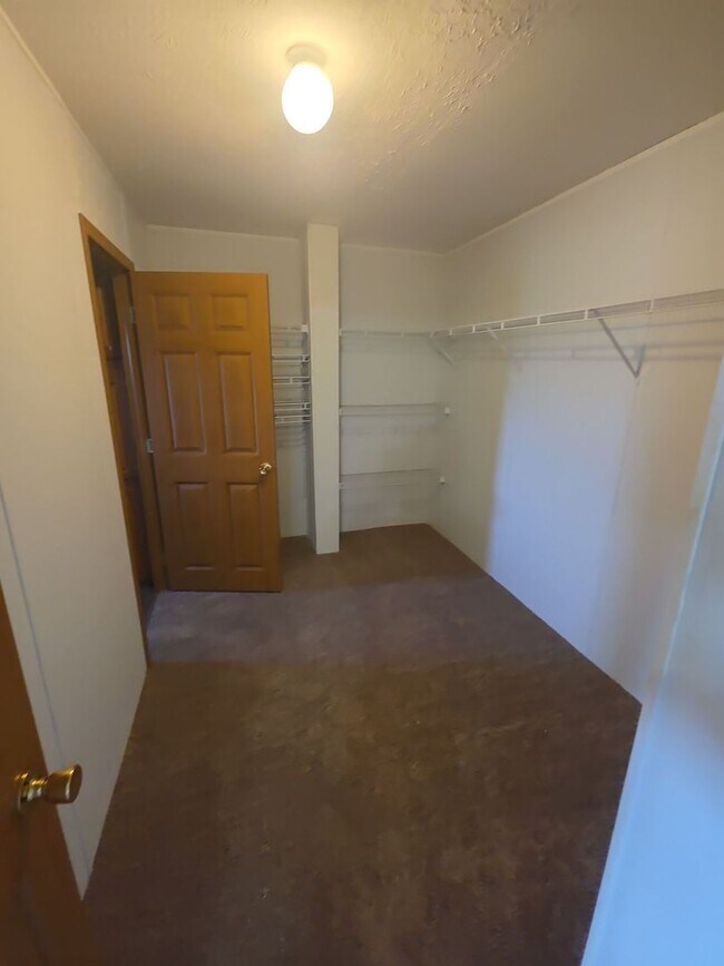 Building Photo - 124 Lake Ln