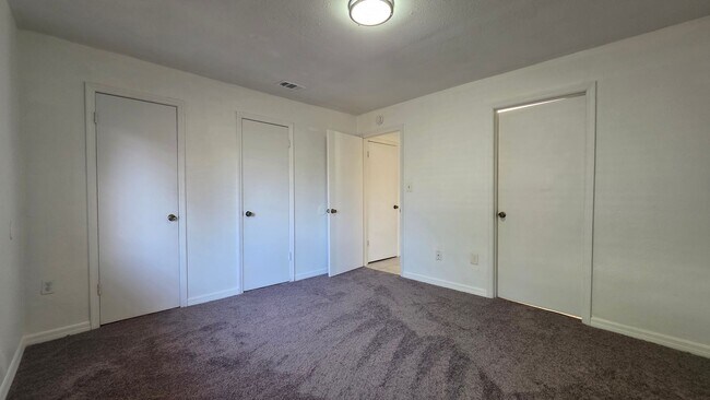 Building Photo - ** 1 Bedroom 1 Bath ** LIMITED TIME SPECIAL **
