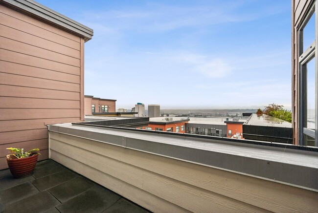 Building Photo - Expansive View Penthouse!