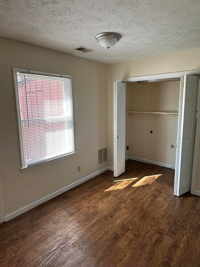 Building Photo - 165 Landings Dr