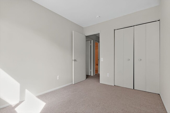 Building Photo - Charming End-Unit Townhome in Sought-After...