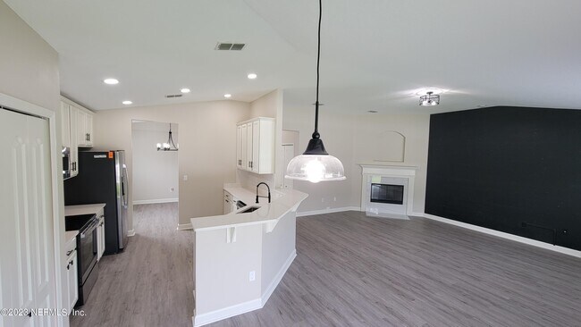 Building Photo - 2735 Woodsdale Dr