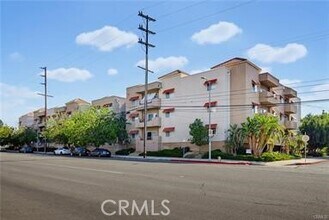 Building Photo - 9610 Zelzah Ave