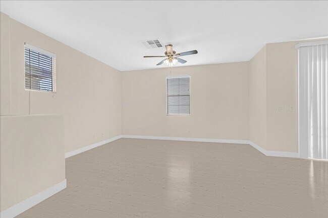 Building Photo - Spacious 2 bedroom condo with attached condo