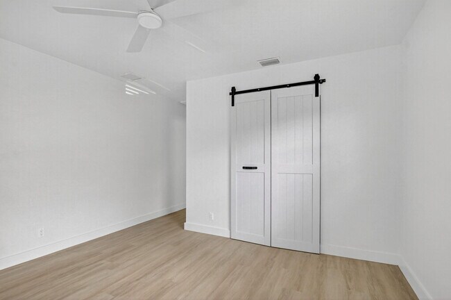 Building Photo - 529 NE 18th St