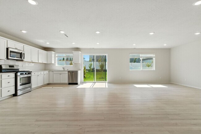 Building Photo - Beautifully Maintained Home in Coveted HOA...