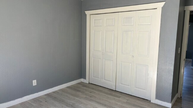 Building Photo - 619 E 1st St