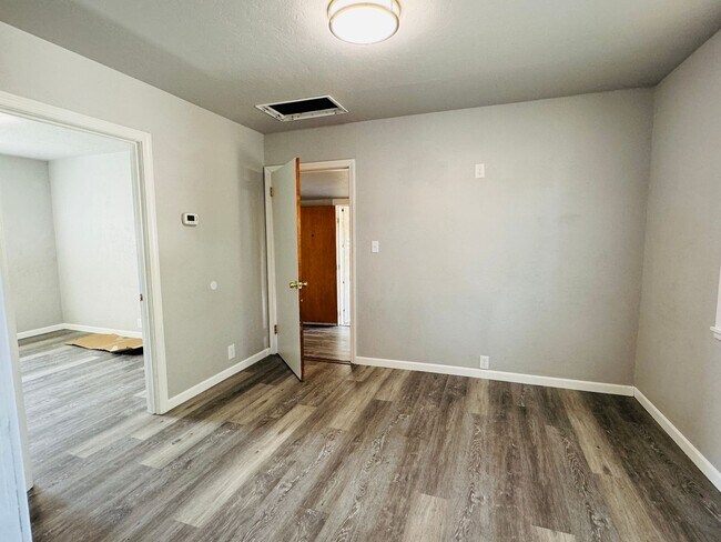 Building Photo - Coming Soon! Cute Two Bed, Two Bath Countr...