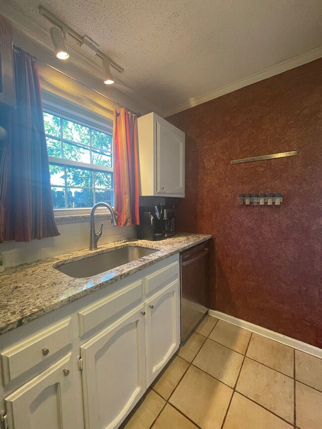 Building Photo - Condo: Jefferson Towne