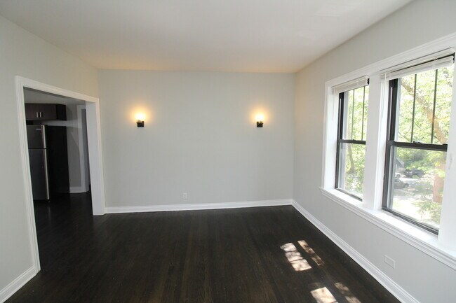 Building Photo - 1542 W Waveland Ave