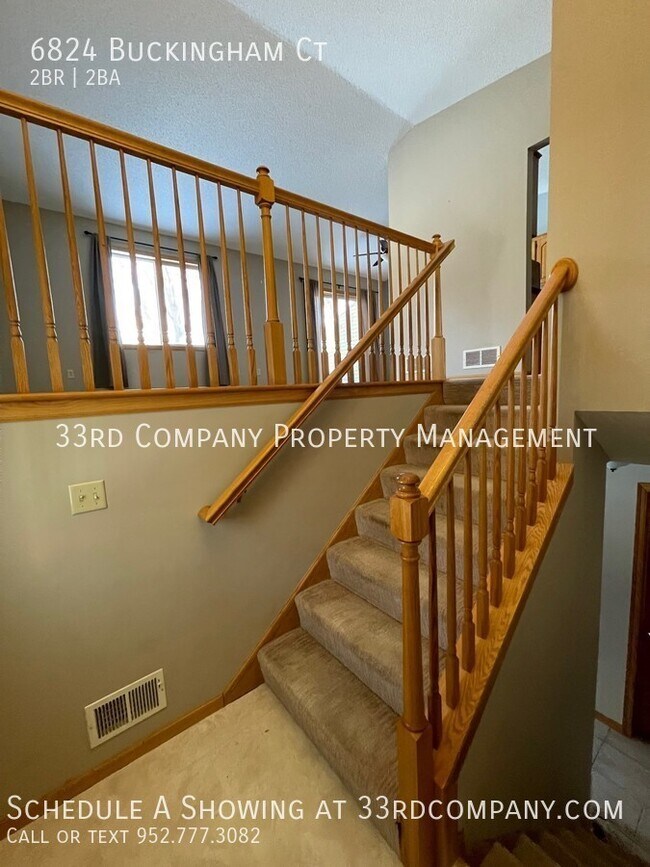 Building Photo - Bright, Updated Twin Home on Cul-de-sac ne...