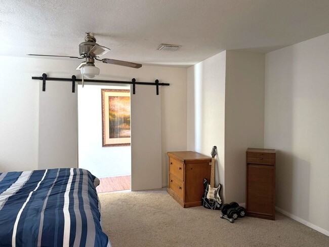 Building Photo - 3 BEDROOM HOME IN TIERRA MESA!