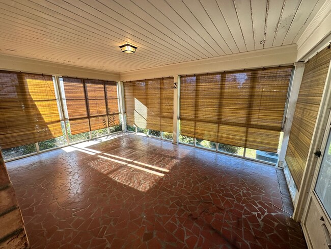 Building Photo - Beautiful 3 Bedroom in Myers Park!!