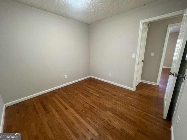 Building Photo - 3015 Cascade Manor Dr