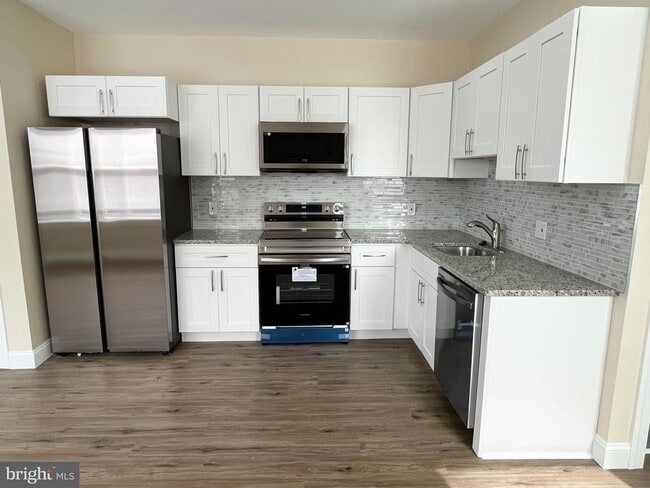 Building Photo - 633 S 57th St