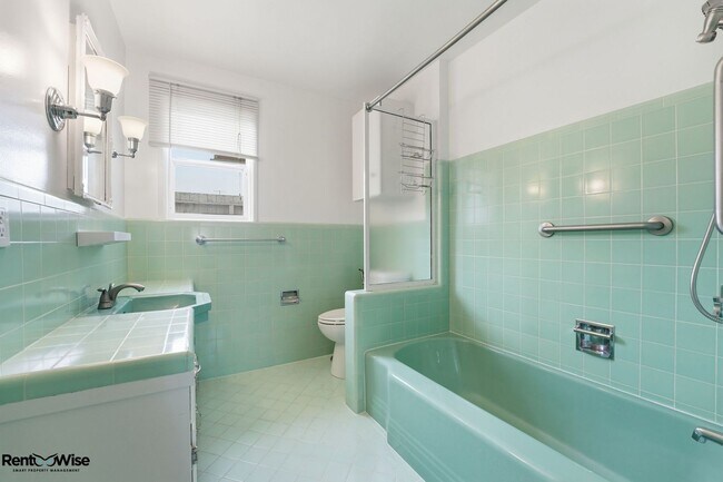 Building Photo - 536 W Hillsdale Blvd