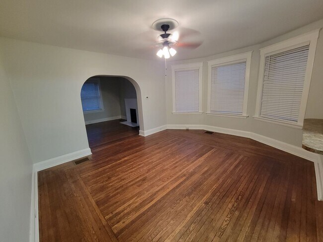 Building Photo - 2127 Slane Ave