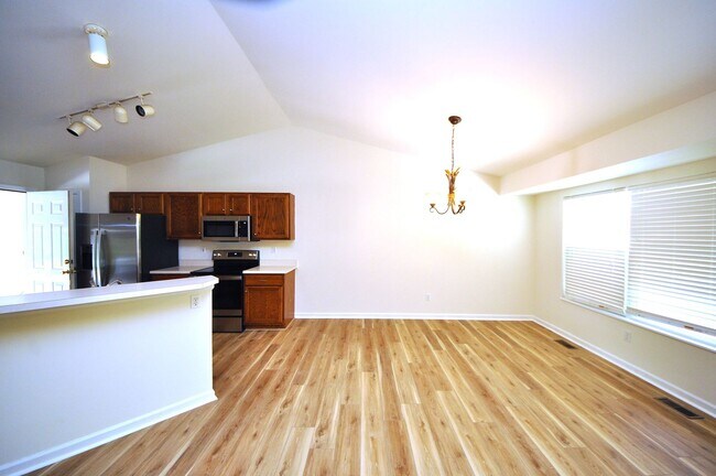 Building Photo - Beautiful Renovated 3 Bedroom 3 Bathroom i...