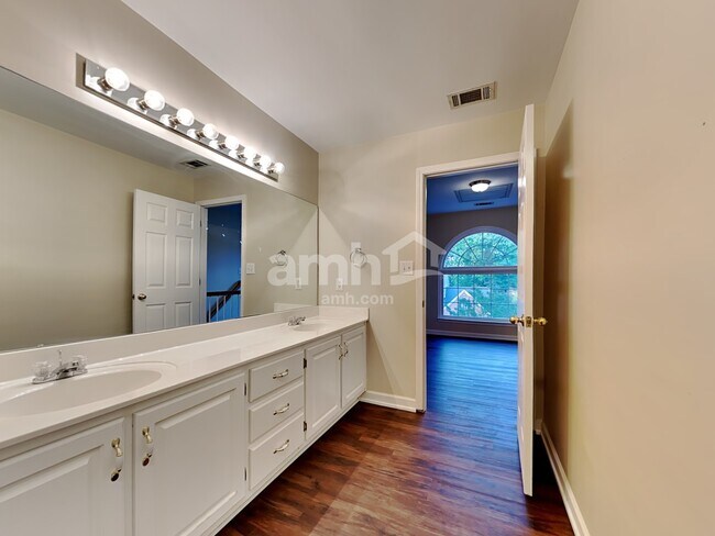 Building Photo - 5626 Fallsbrook Knoll