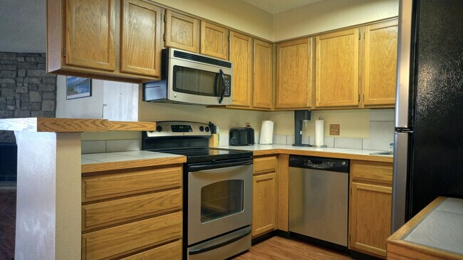 Building Photo - Comfy 2b/2ba with Outdoor Pool!