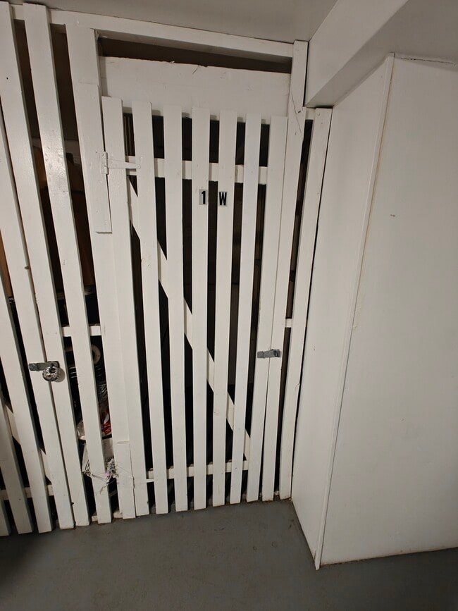 Building Photo - 7555 N Oakley Ave