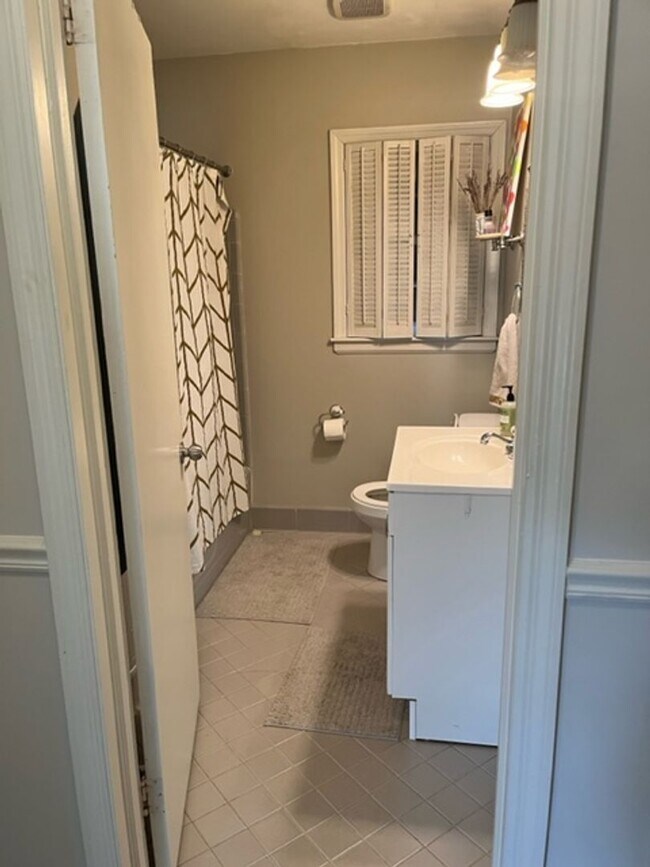 Building Photo - Lovely Three Bedroom Duplex in Myers Park!