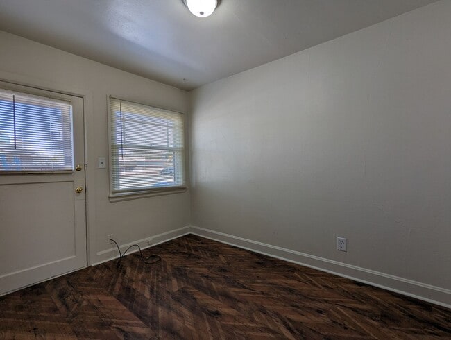 Building Photo - Great 1 bed/1 bath apartment with solid surface flooring!