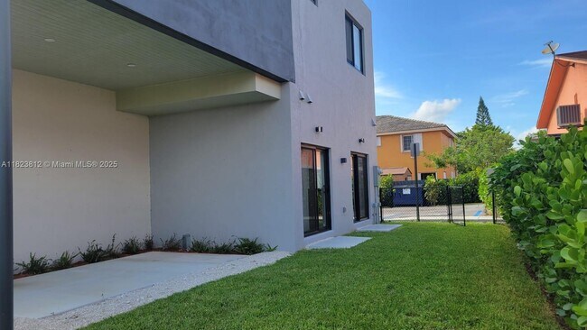 Building Photo - 135 SW 114th Ave