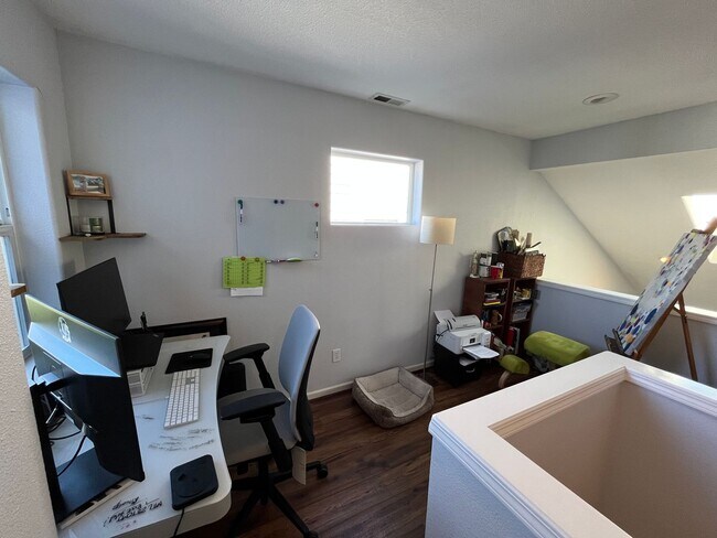 Building Photo - Lovely 2Bd + 2.5Ba in Beaverton!! Minutes Away From Nike! New Roof, Fence, Paint and Additional B...