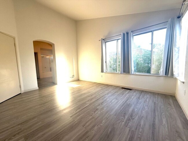 Building Photo - Beautiful 2 Story 4 Bedroom 2.5 Bath Home ...