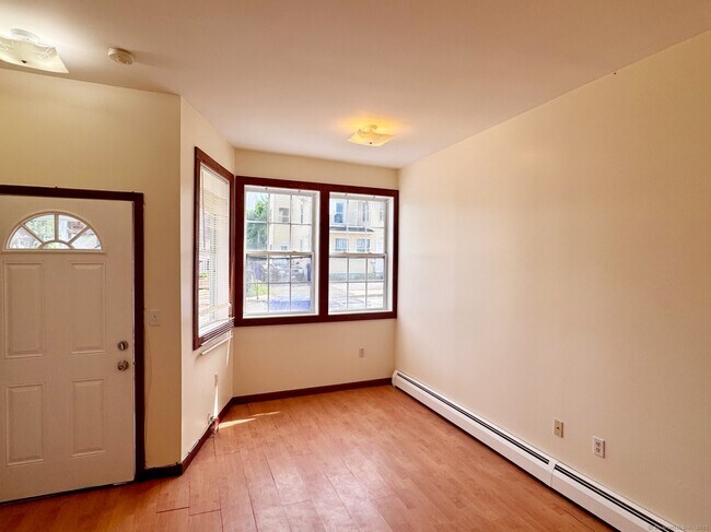 Building Photo - 225 E Pearl St