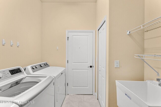 Building Photo - 3720 Alamanda Key Dr