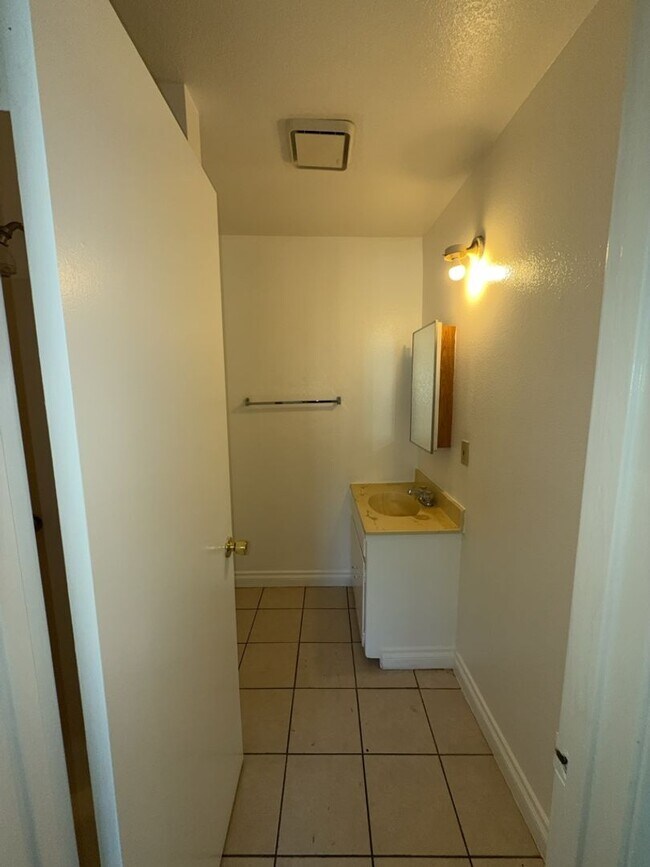 Building Photo - 13445 Lakeshore Dr