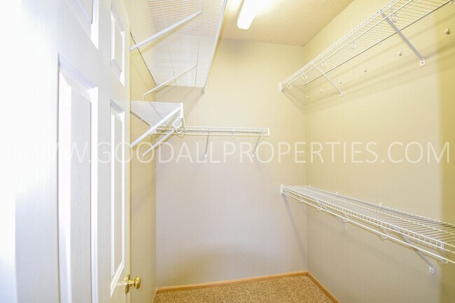 Building Photo - 2 Bedroom 2 bath Town Home in West Des Moines