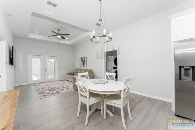 Building Photo - 20 S Bay Hill Dr