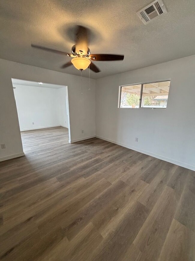 Building Photo - Spacious 3-Bedroom, 2-Bath Home with Moder...