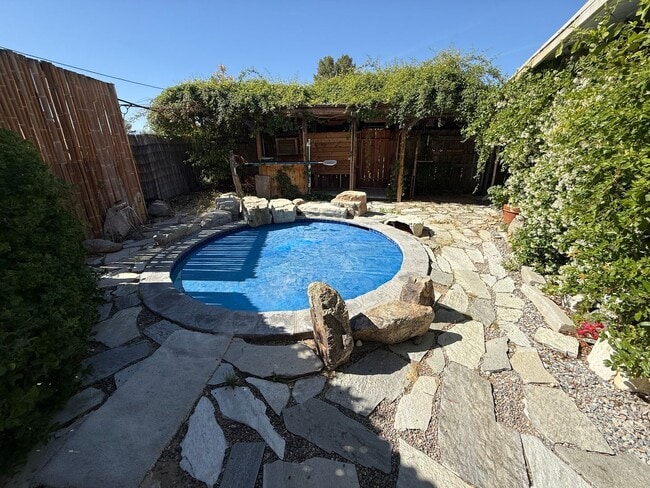 Building Photo - High Desert Retreat- 3 Bedrooms, 2 Bathroo...