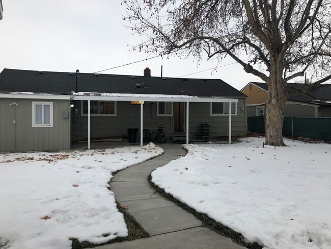 Building Photo - 2 Bedroom home with detached Office/Room.