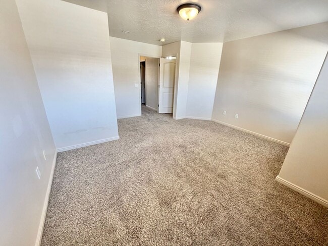 Building Photo - Fossil Hills #51-Beautiful town home near little valley