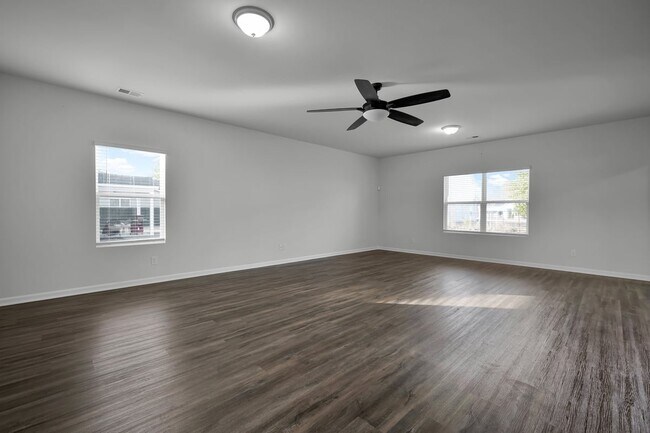 Building Photo - Great location in Richmond Hill