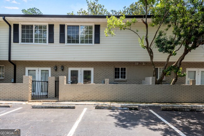 Building Photo - 6940 Roswell Rd