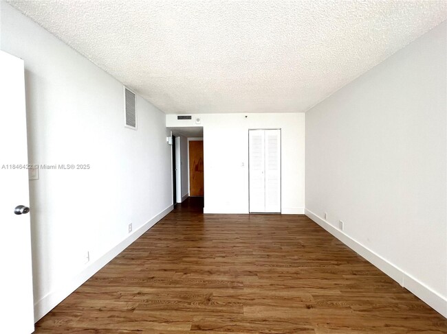 Building Photo - 7601 E Treasure Dr