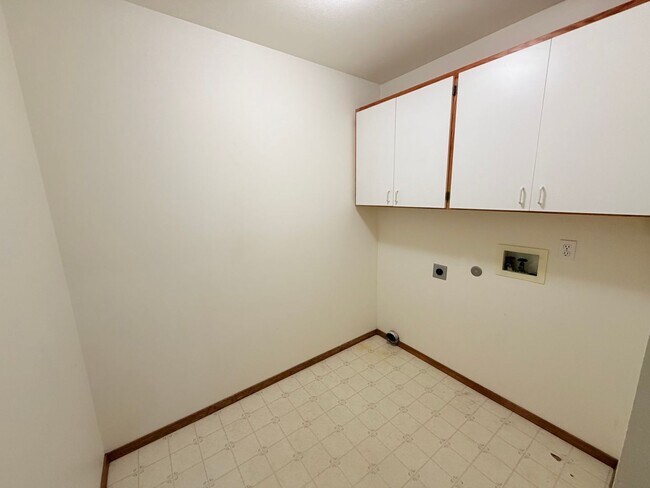 Building Photo - 42 E Hastings Rd